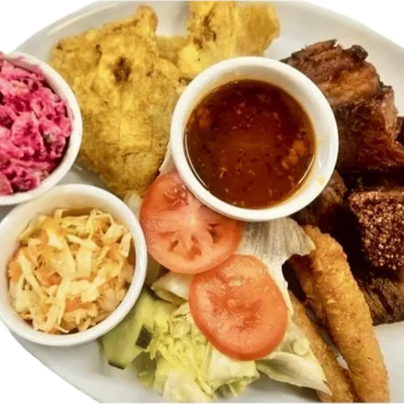 Griot, banane plantain, Accra, salade verte, pikliz