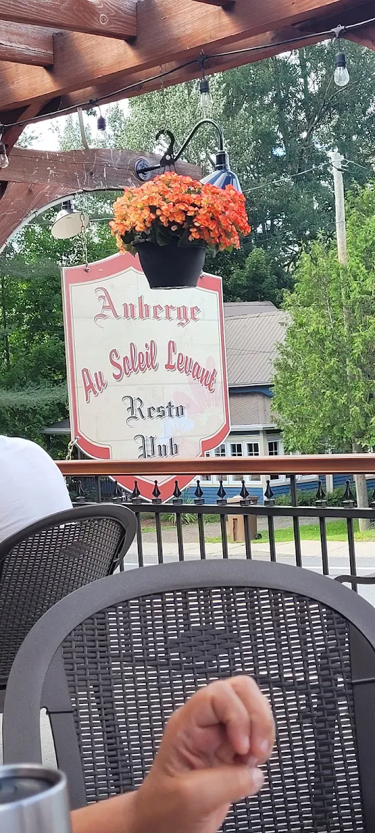 Vibe, Auberge au Soleil Levant