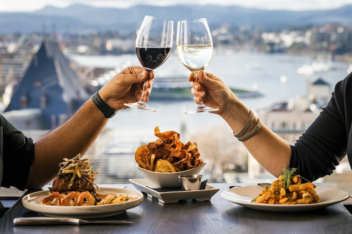 Food & drink, Vista 18 Restaurant + Lounge
