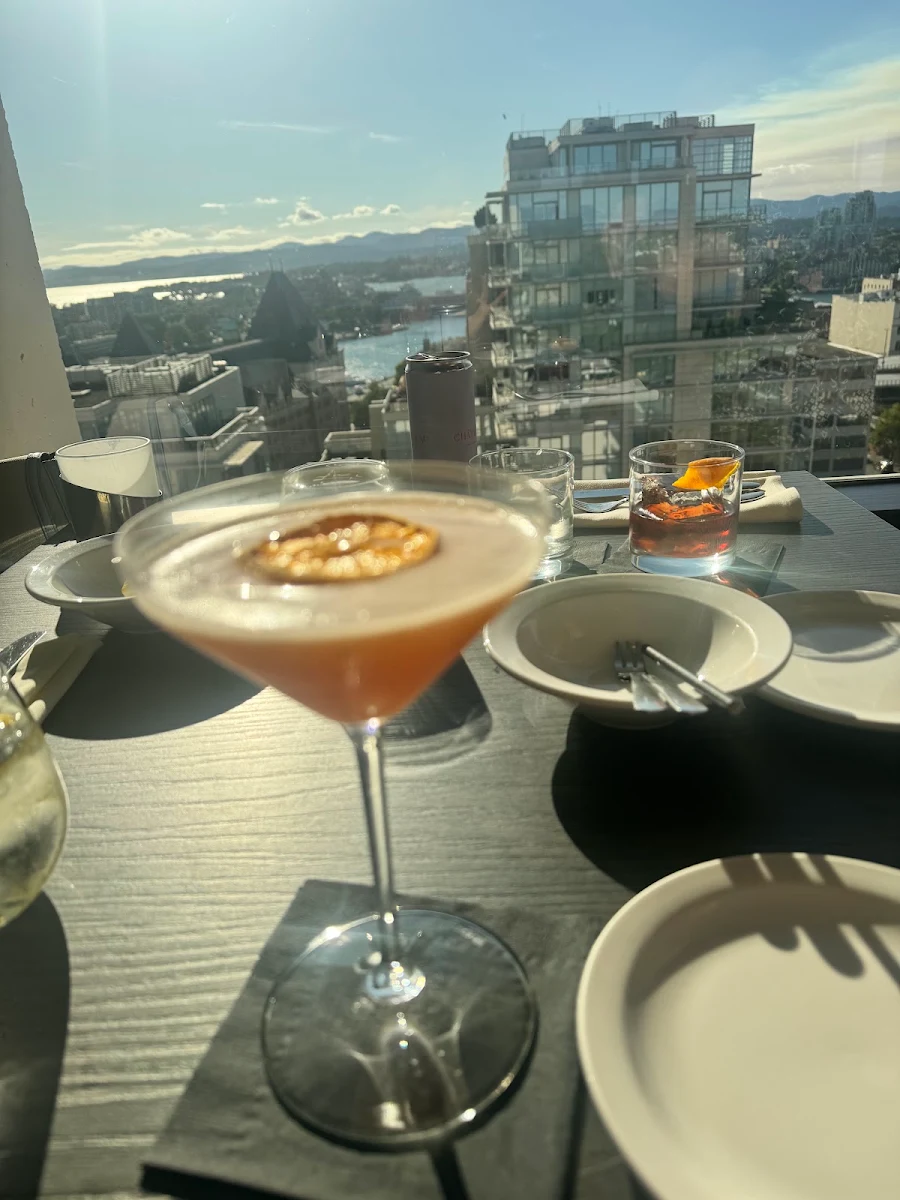 Food & drink, Vista 18 Restaurant + Lounge
