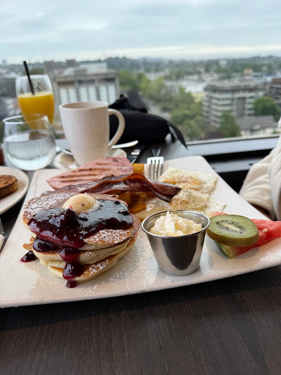 Food & drink, Vista 18 Restaurant + Lounge