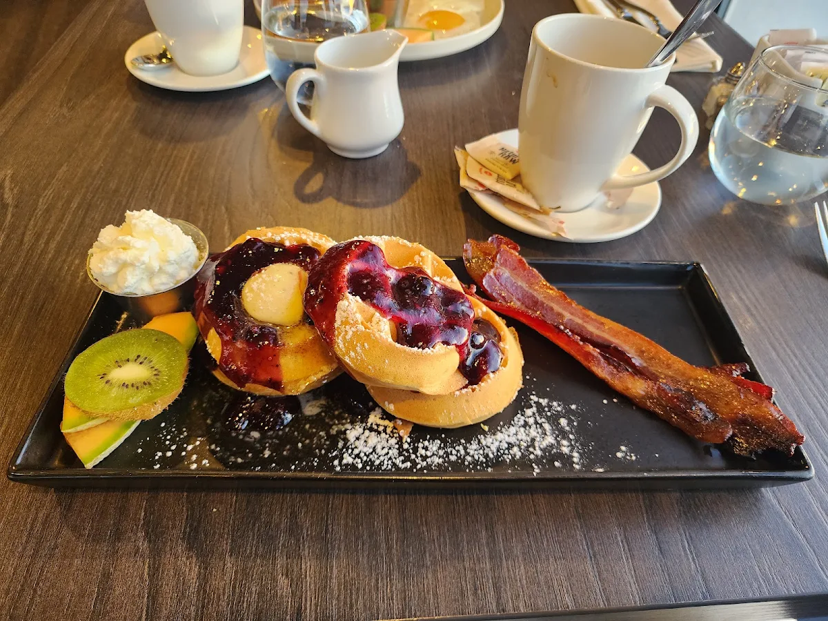 Food & drink, Vista 18 Restaurant + Lounge