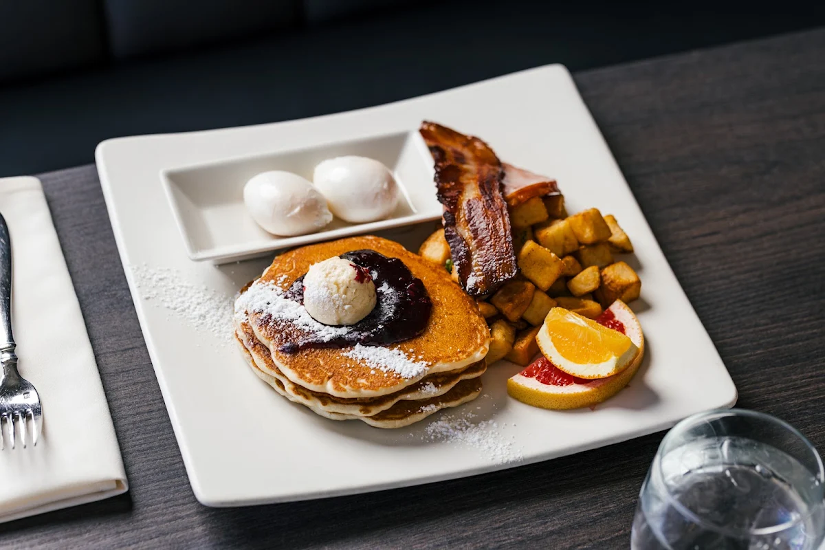 Food & drink, Vista 18 Restaurant + Lounge