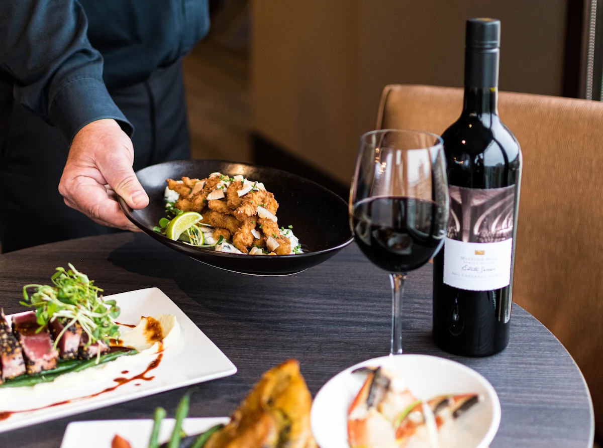 Food & drink, Vista 18 Restaurant + Lounge