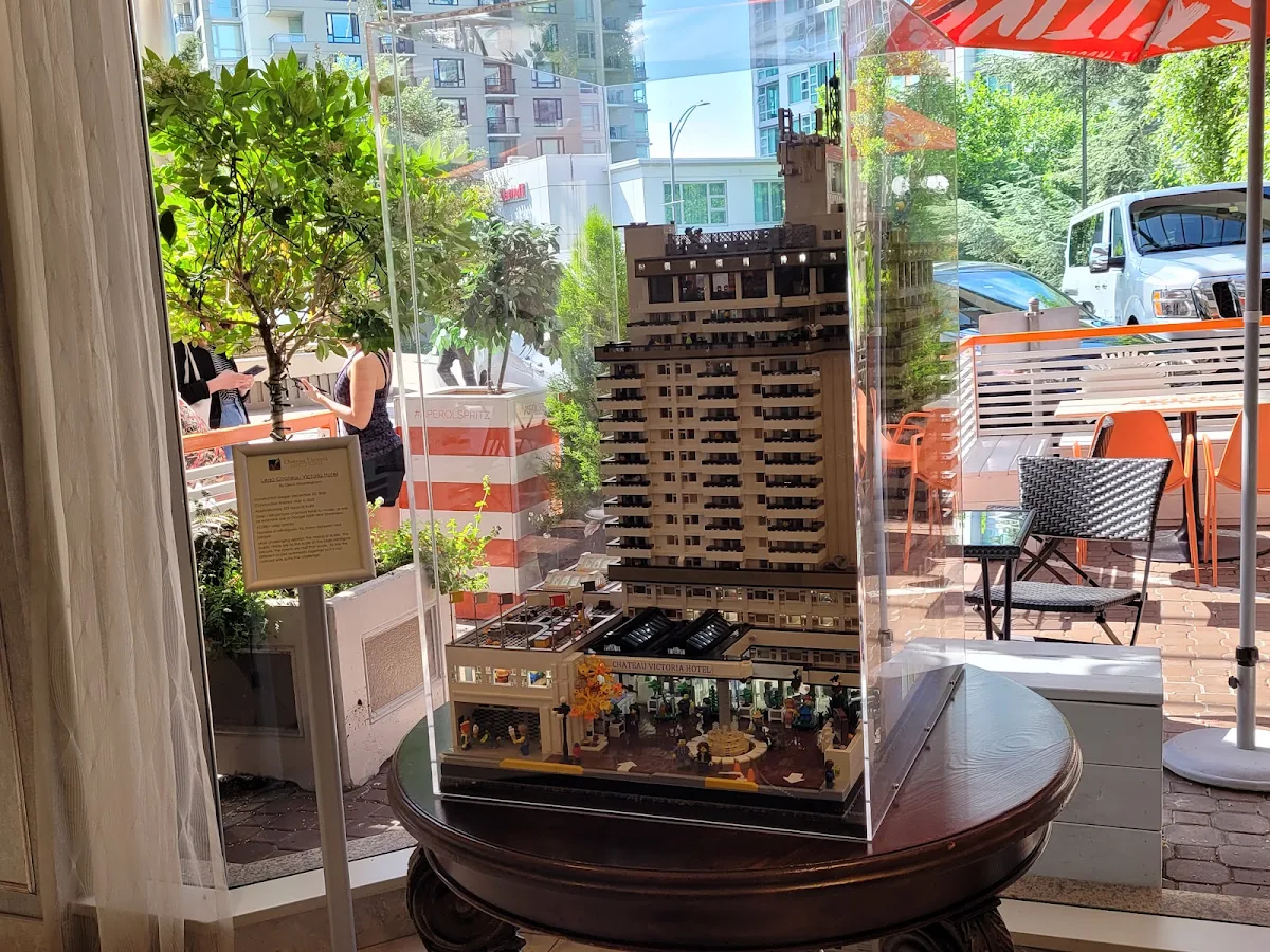 Vibe, Vista 18 Restaurant + Lounge