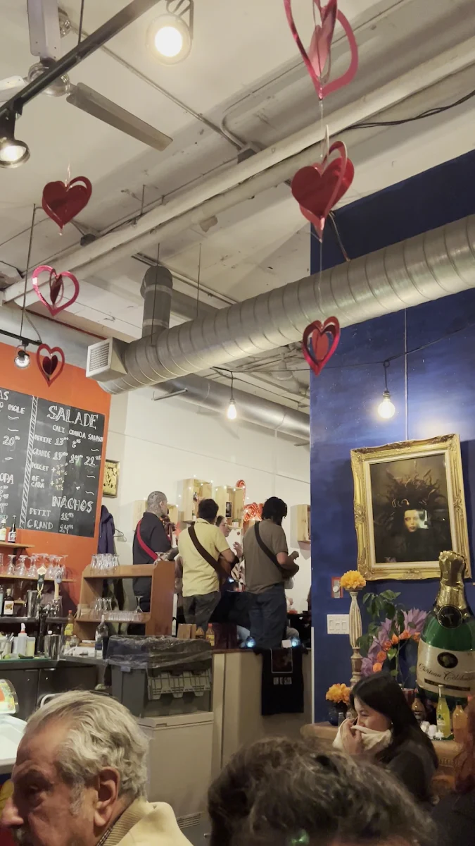 Vibe, Café Cantina
