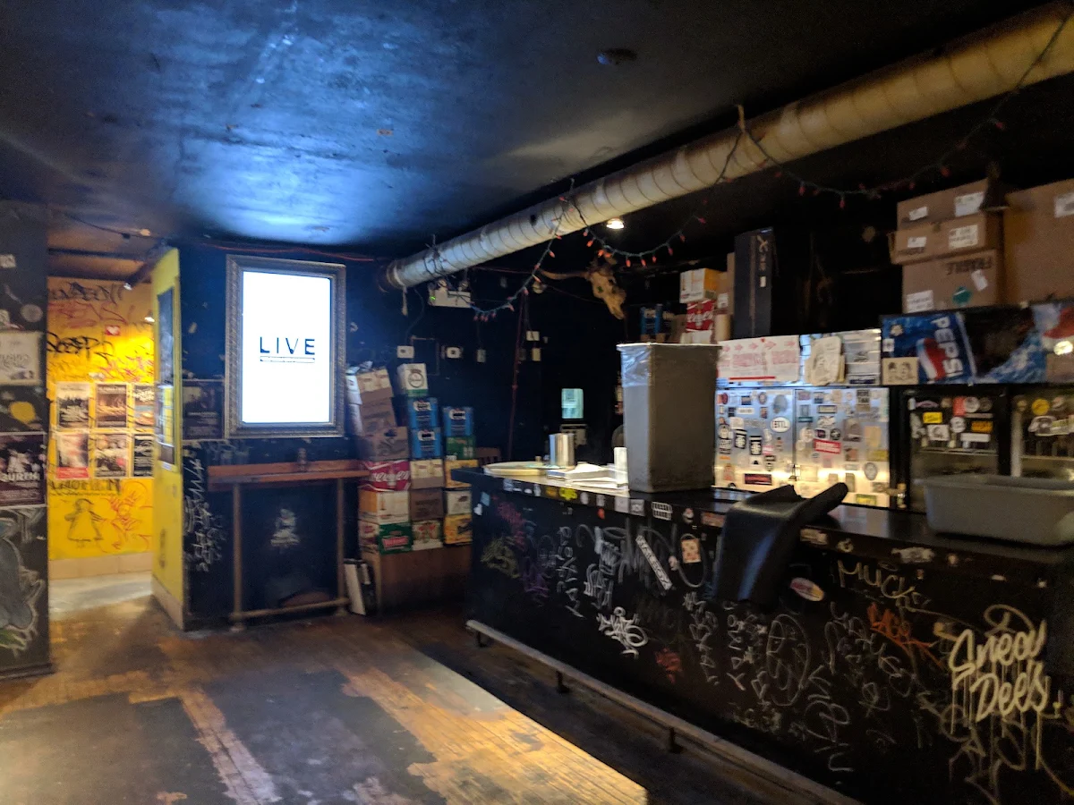 Vibe, Sneaky Dee's