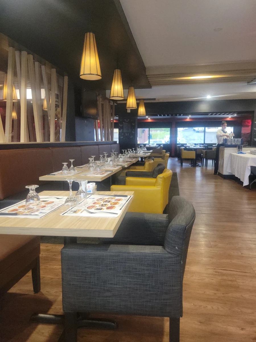 Vibe, Restaurant Qaisar's