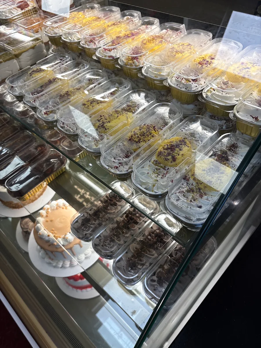 Vibe, Alagh’s Cakes & Cafe