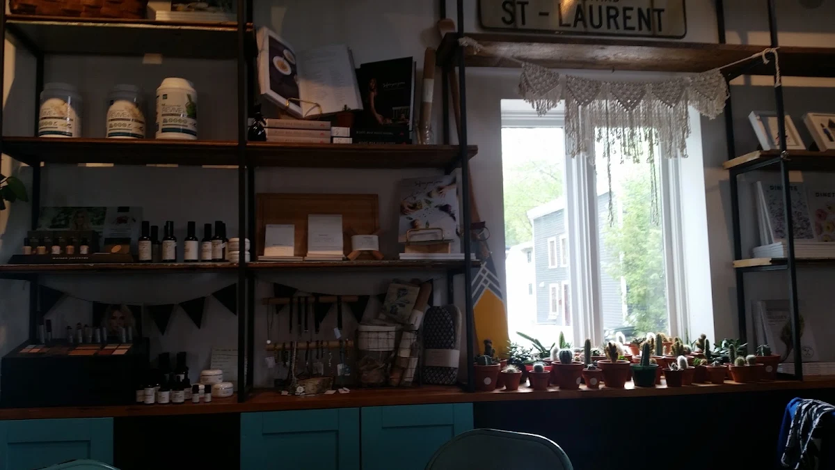 Vibe, Saint Laurent Café