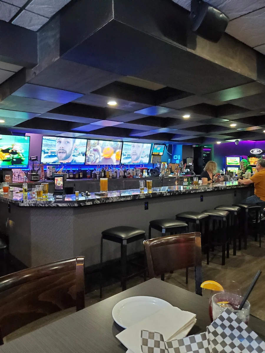 Vibe, Tavern 52 Bar & Grill