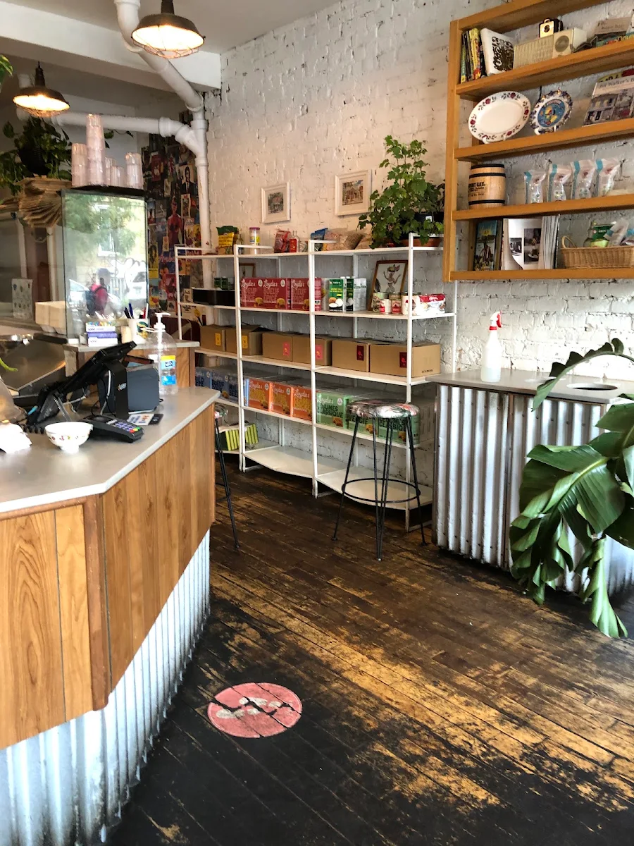 Vibe, Lloydie's St-Viateur