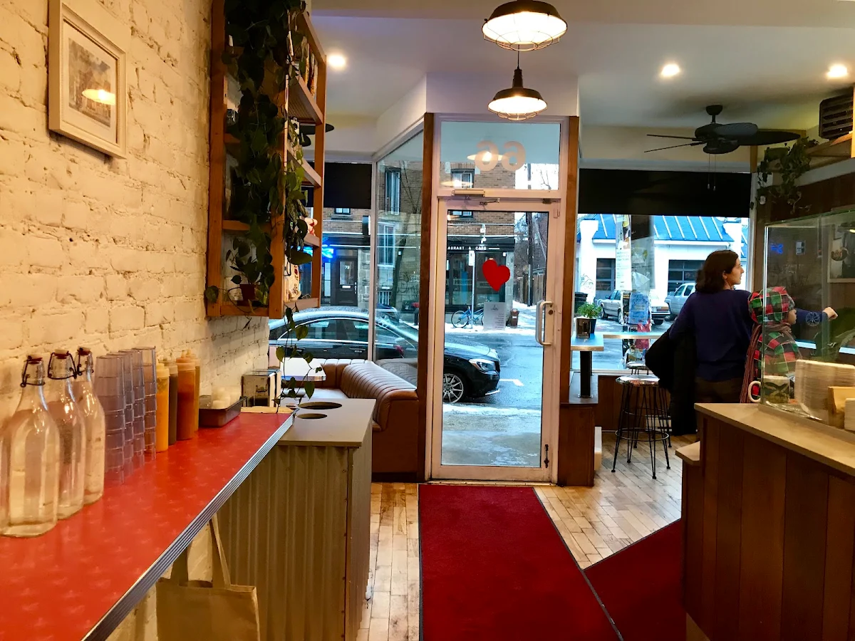 Vibe, Lloydie's St-Viateur
