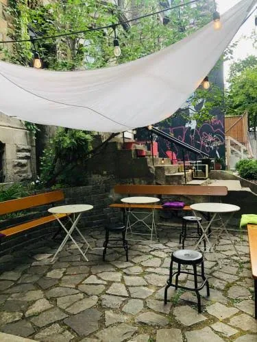 Vibe, Ambrose Café