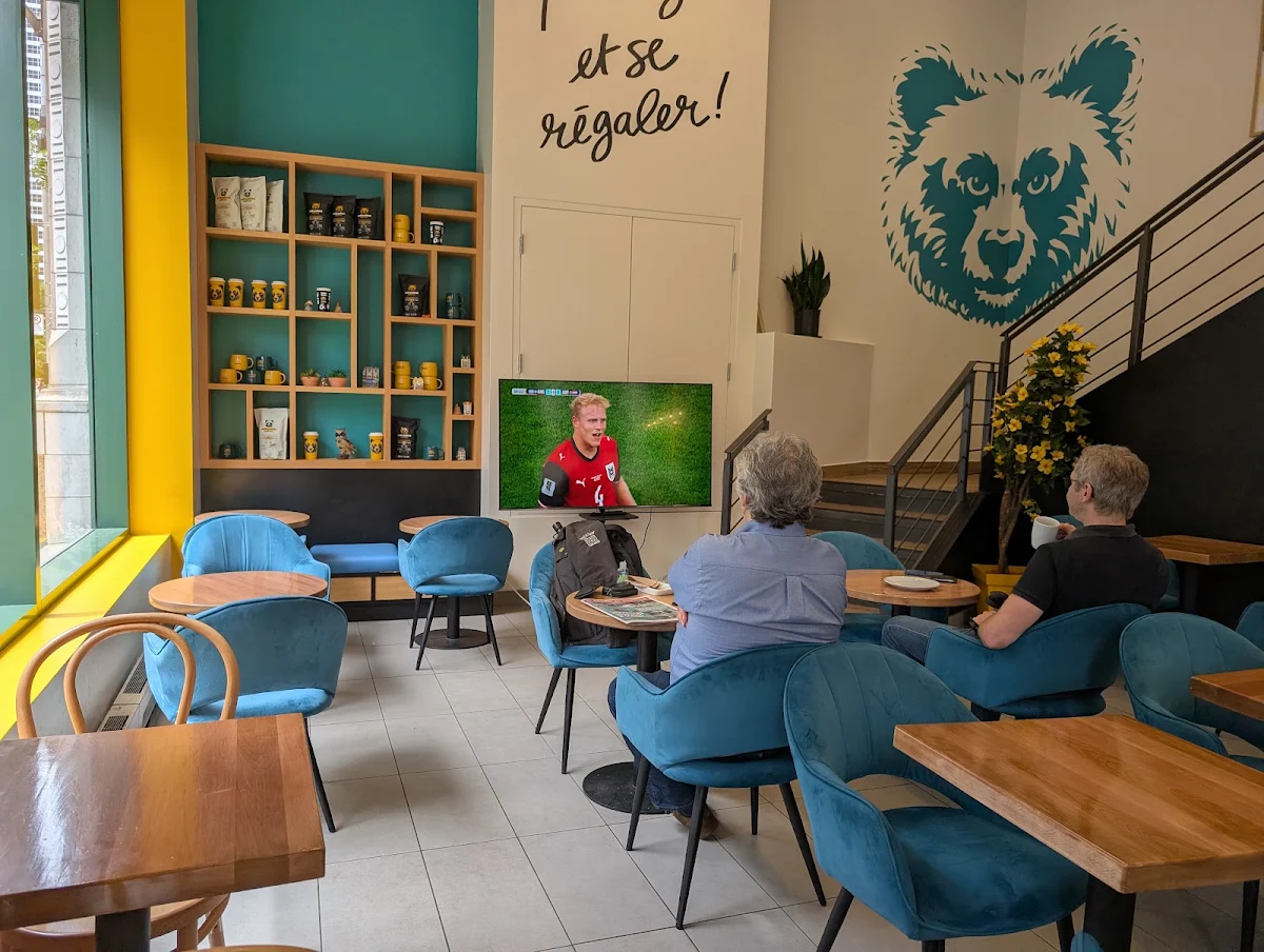 Vibe, Columbus Café