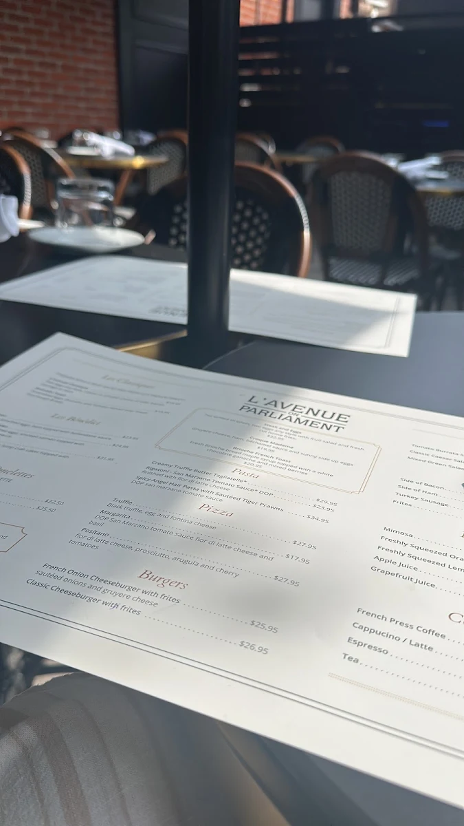 Menu, L'avenue on Parliament