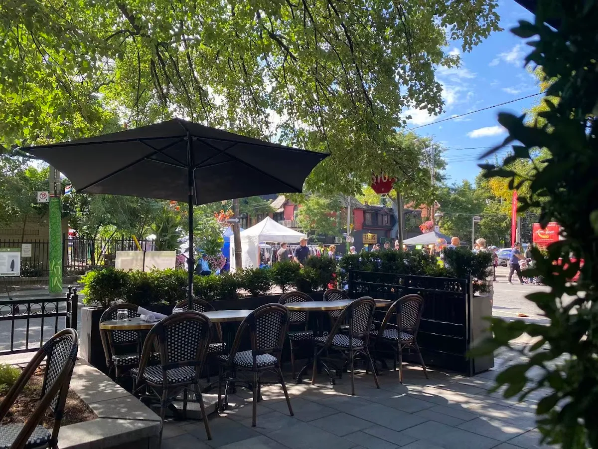 Vibe, L'avenue on Parliament