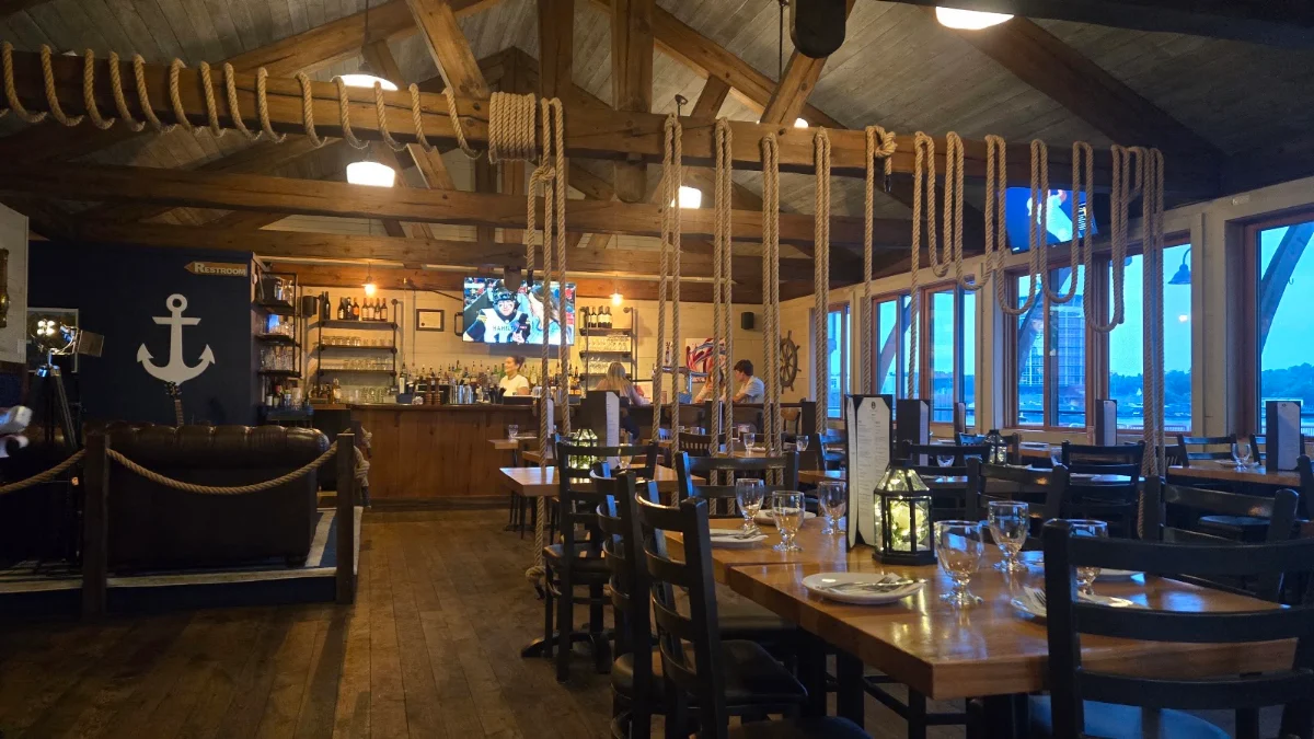 Vibe, Boathouse Lakeside Grill