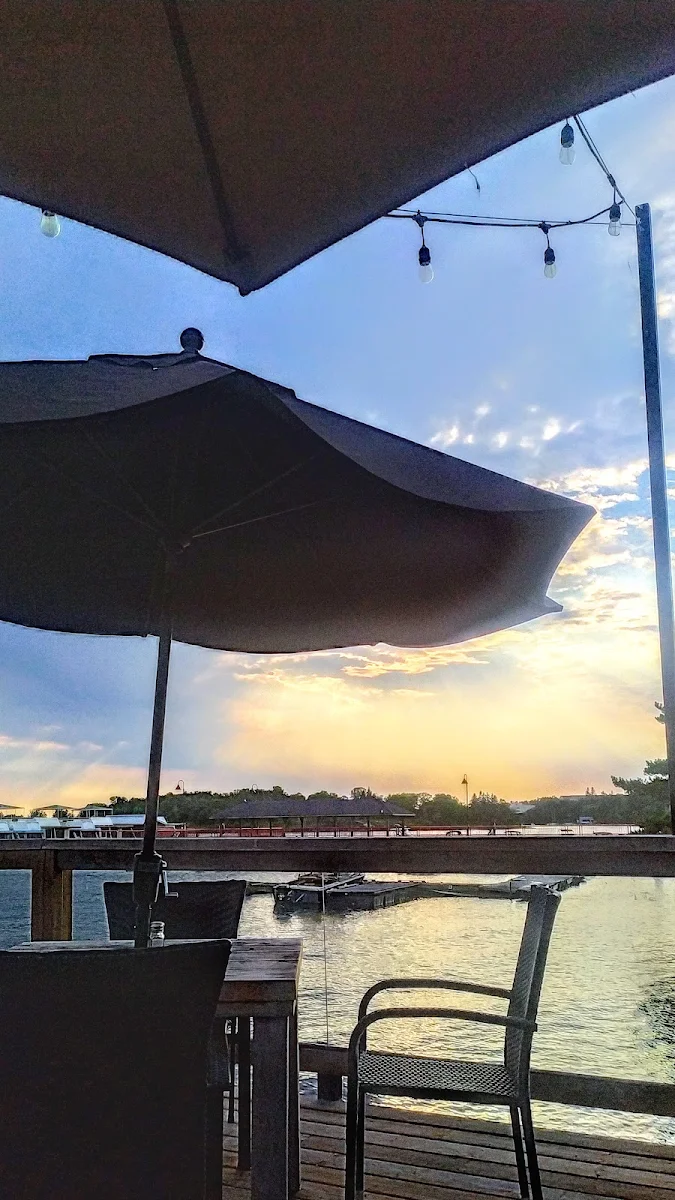 Vibe, Boathouse Lakeside Grill