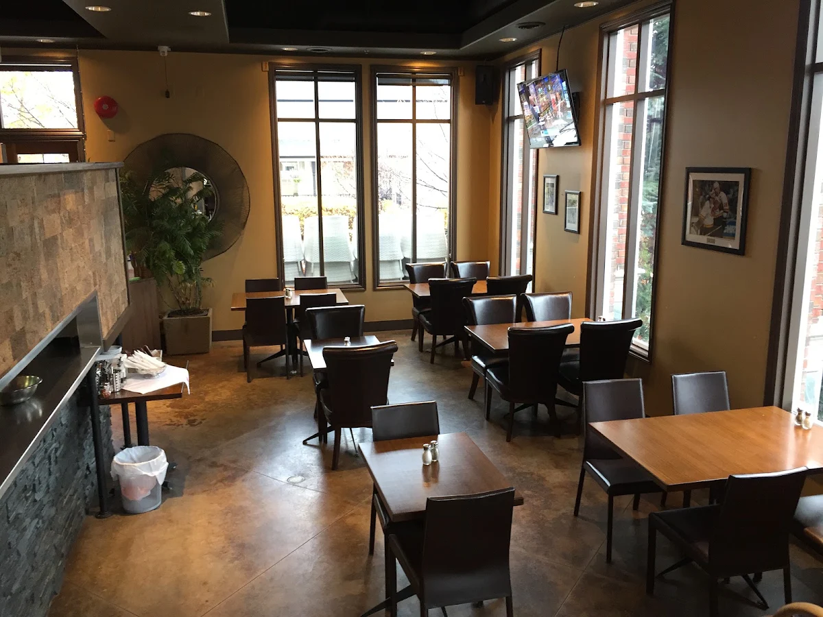Vibe, Kettle Valley Public On Main Bar & Grill