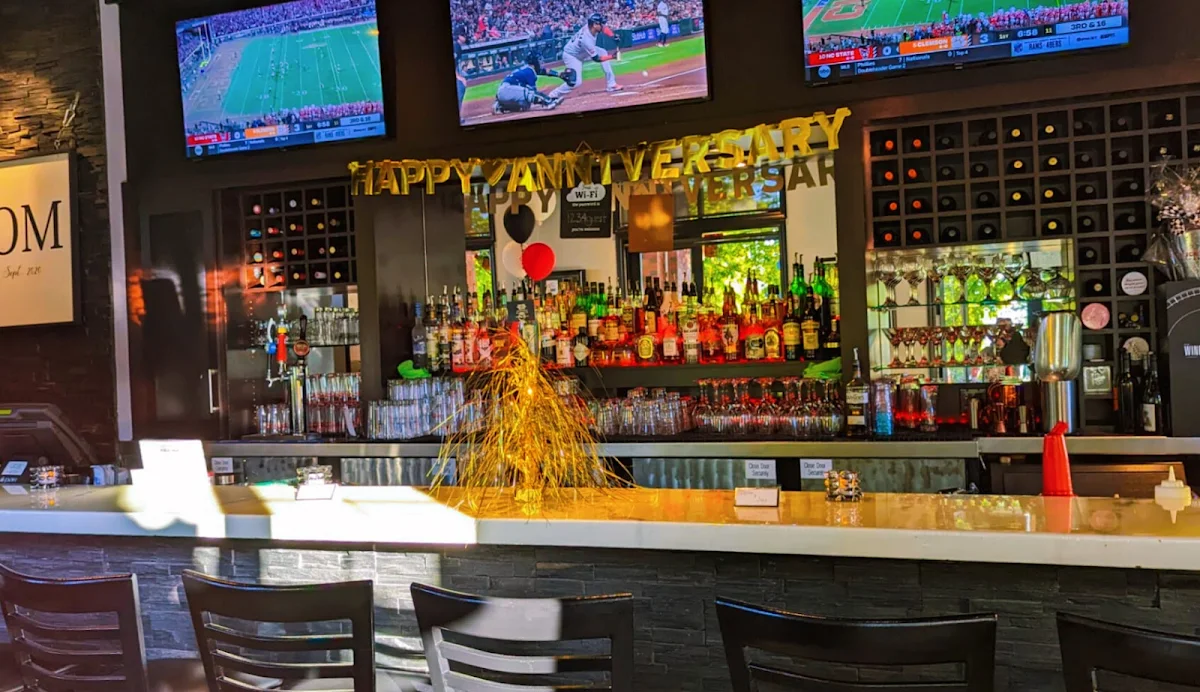 Vibe, Kettle Valley Public On Main Bar & Grill