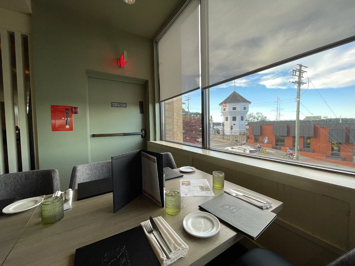 Vibe, Minnoz Restaurant & Lounge