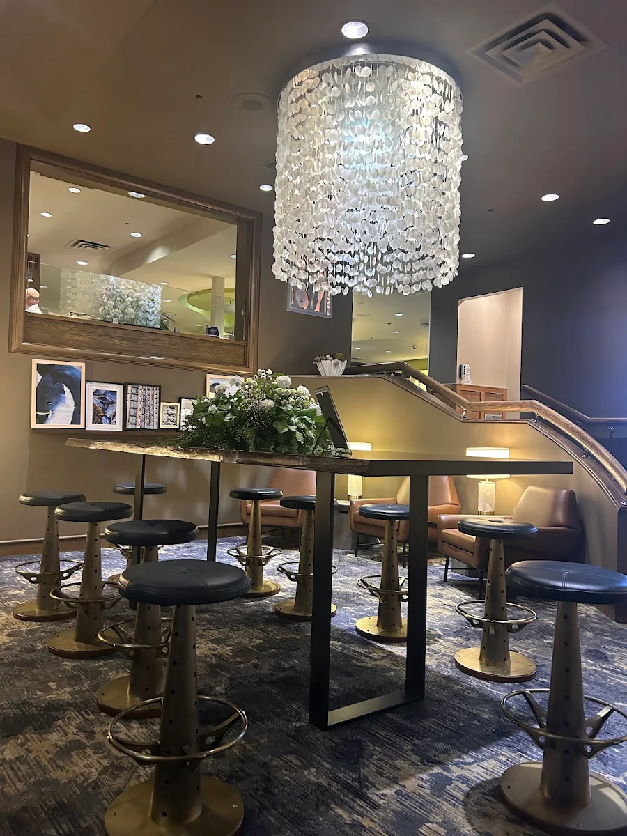 Vibe, Minnoz Restaurant & Lounge