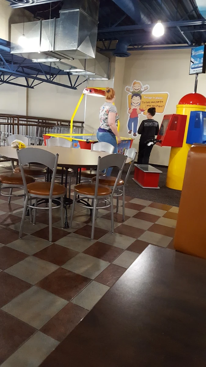 Vibe, Chez Louis poulet et pizza
