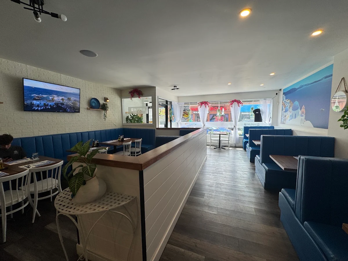 Vibe, Souvlaki Authentique Lachine | Top Greek Restaurant