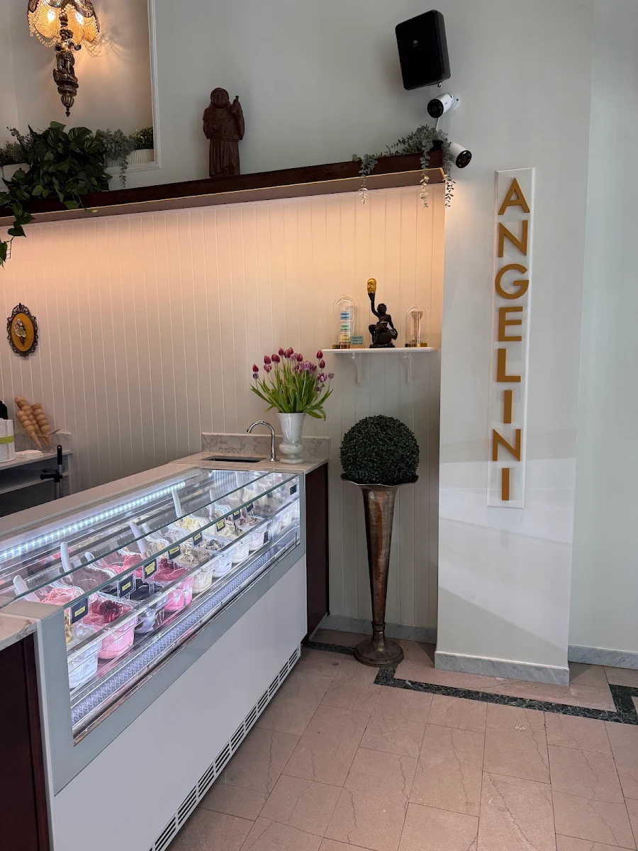 Vibe, Angelini Café