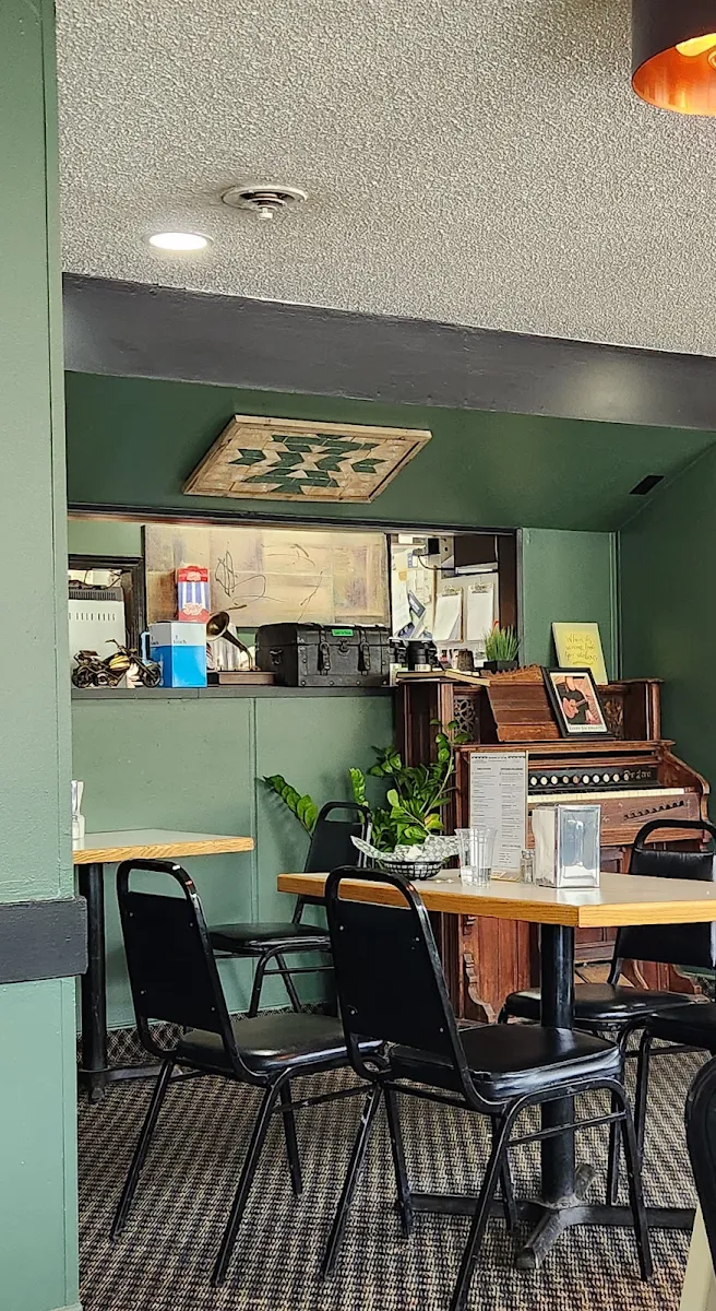 Vibe, Moment in Thyme Neighbourhood Grill