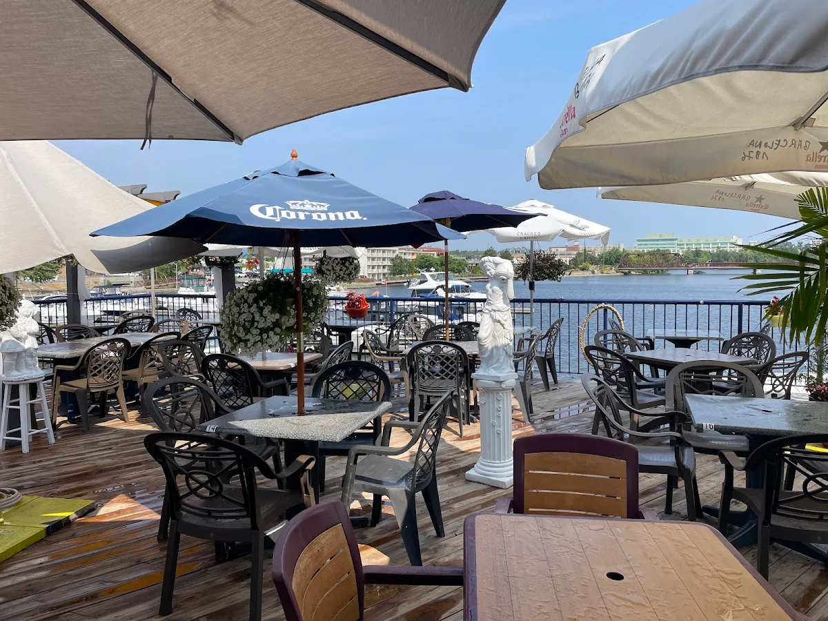 Vibe, Light House Lounge & Grill