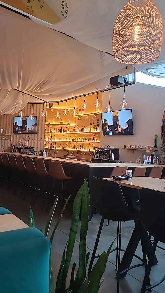 Vibe, Pura Vida Bistro