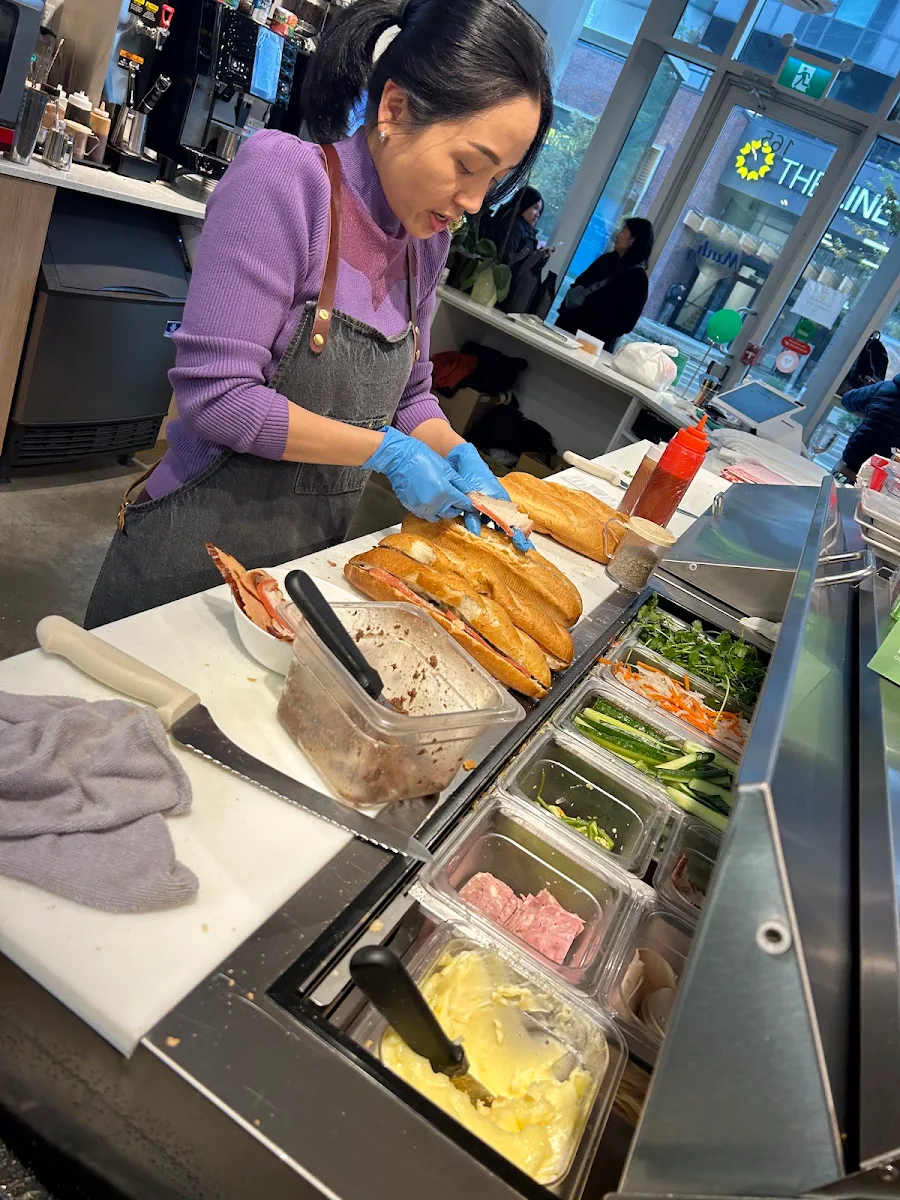 Vibe, Minh Sandwiches