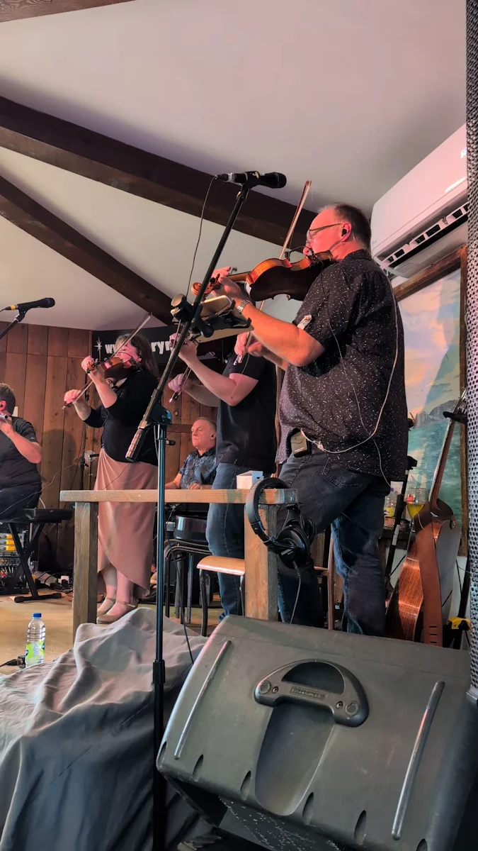 Vibe, The Doryman Pub and Grill