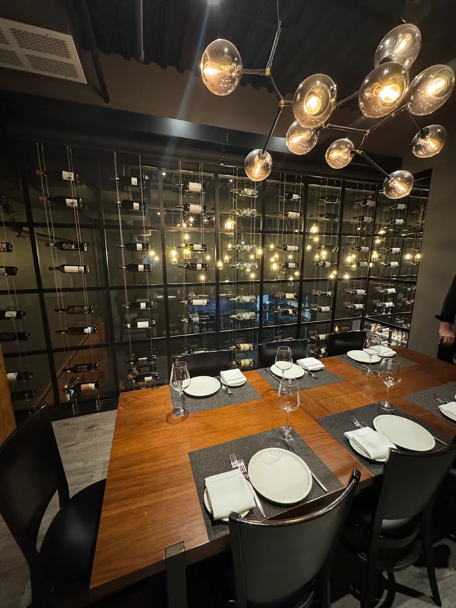 Vibe, Nascosto Ristorante