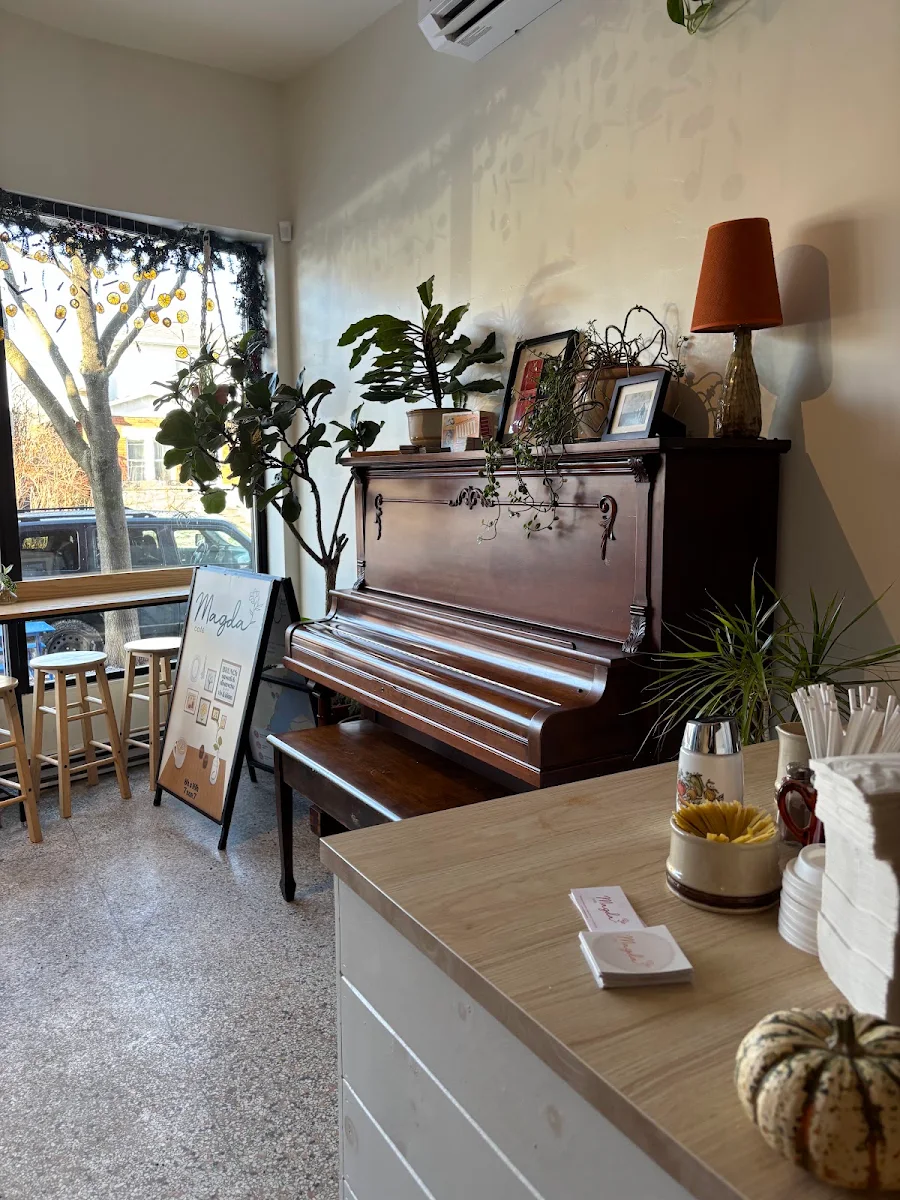 Vibe, Le Café Magda