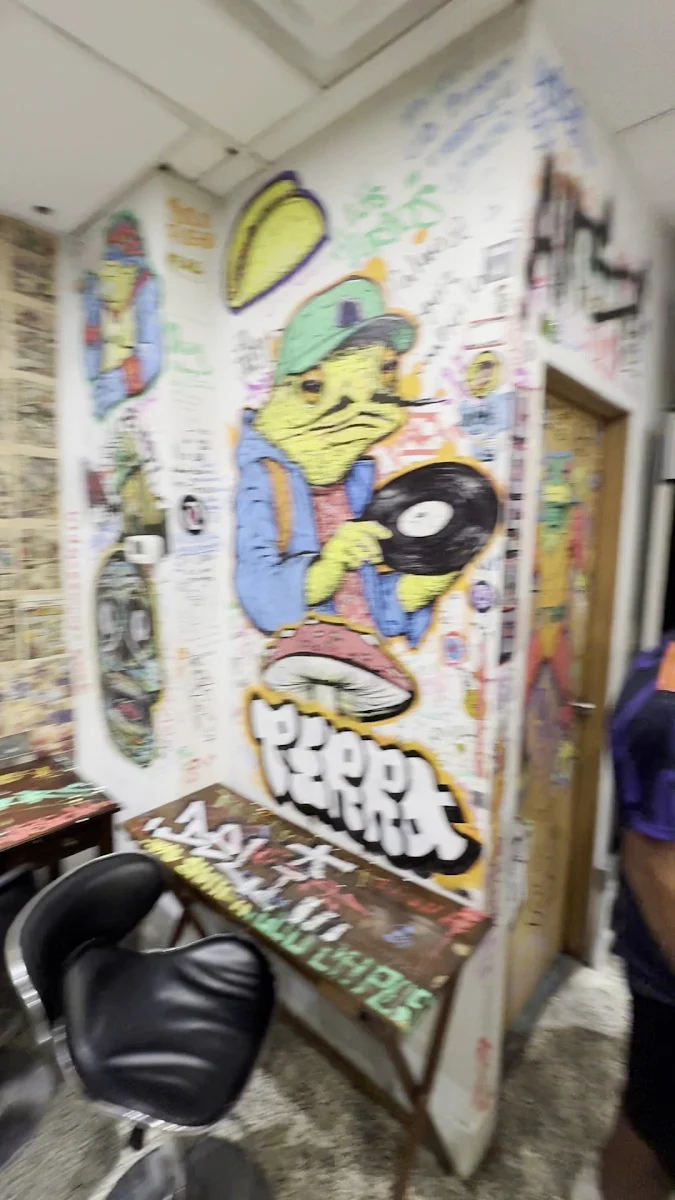 Vibe, Los Sapos Tacos