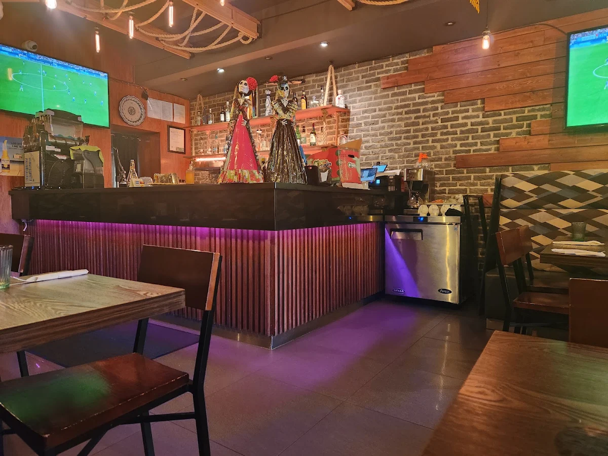Vibe, La cantina del pueblo