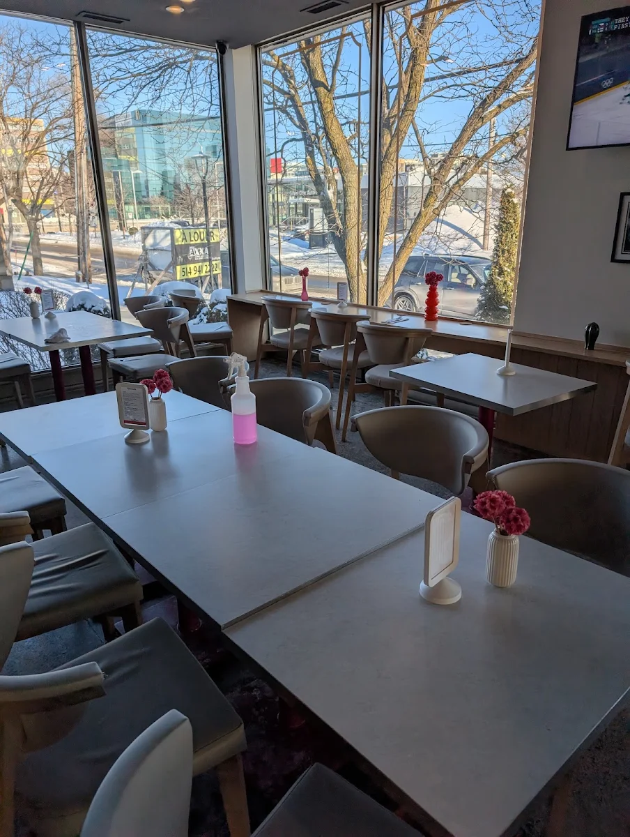 Vibe, Restaurant Yans Deli, Steakhouse & Grill