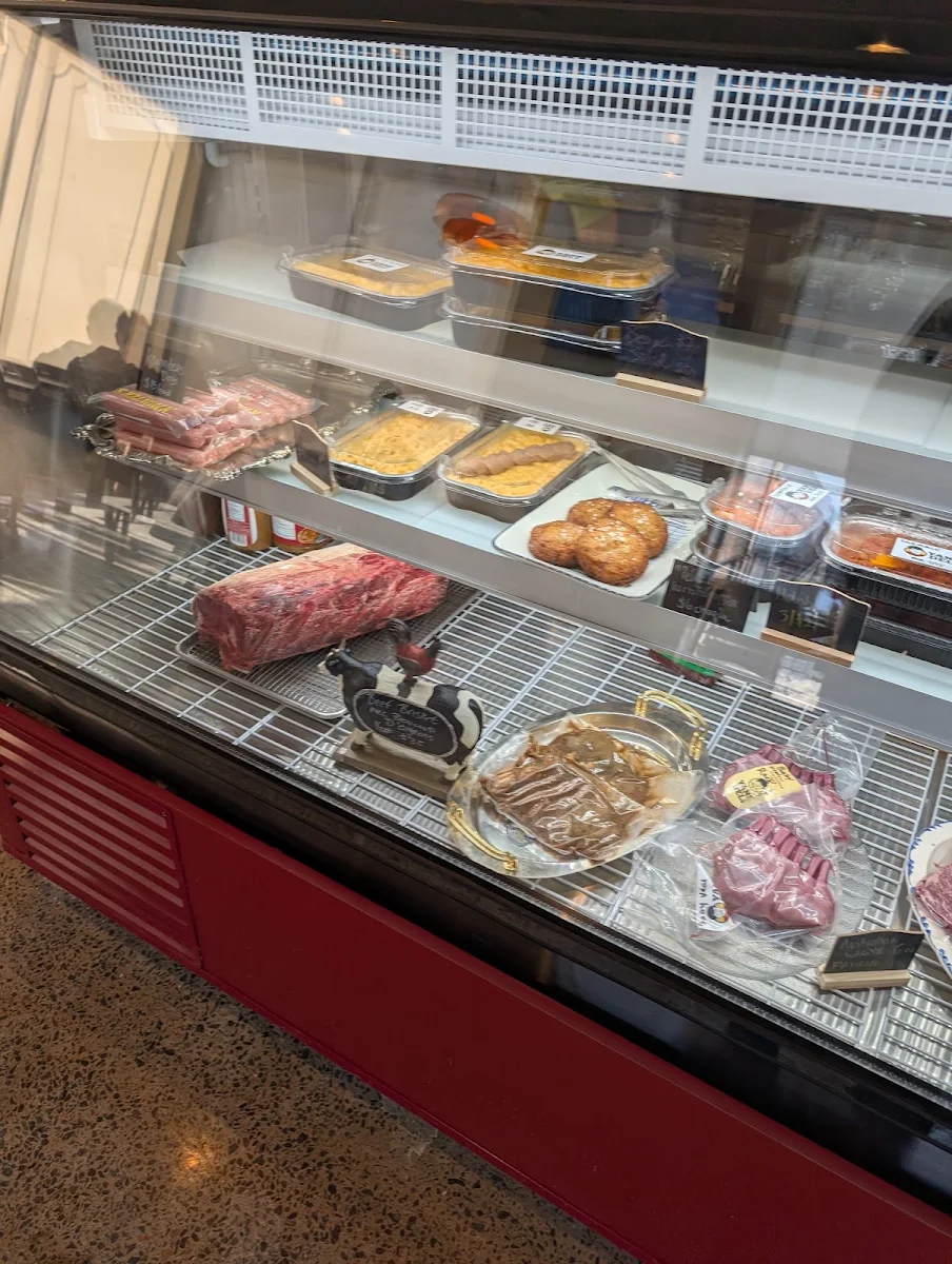Vibe, Restaurant Yans Deli, Steakhouse & Grill