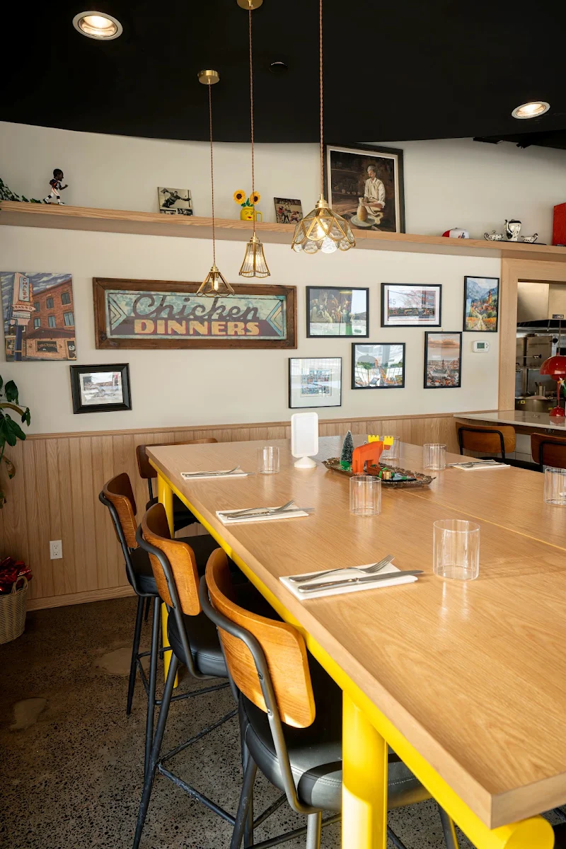 Vibe, Restaurant Yans Deli, Steakhouse & Grill