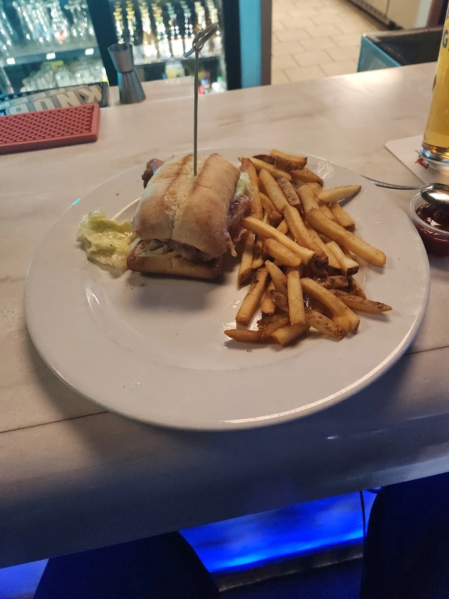 Food & drink, Coach’s Corner Sports Bar & Grill