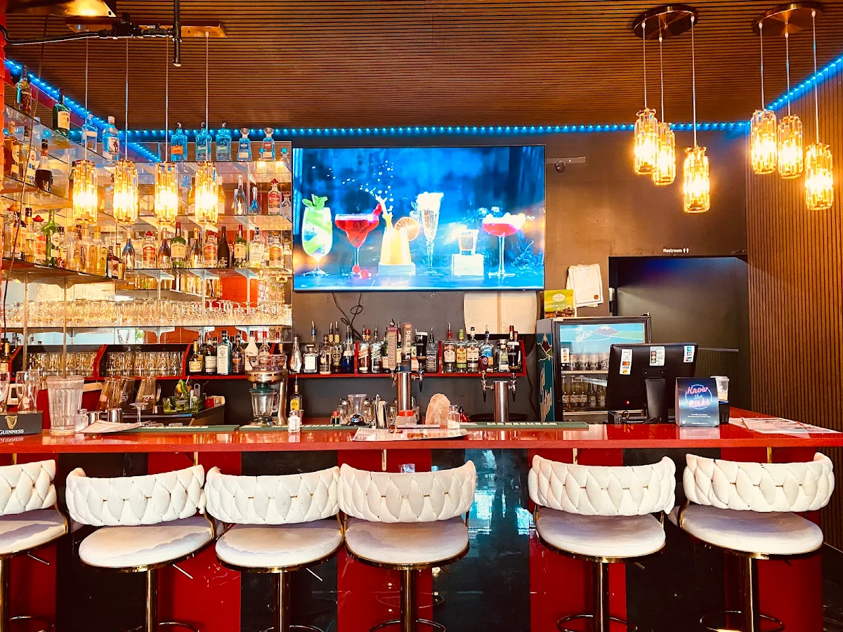 Vibe, Crystal Sports Bar & Grill
