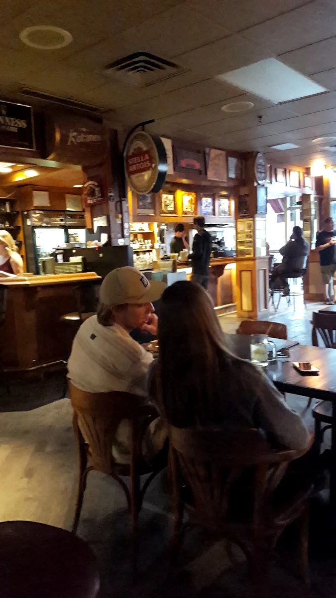 Vibe, De'd Dog Bar & Grill