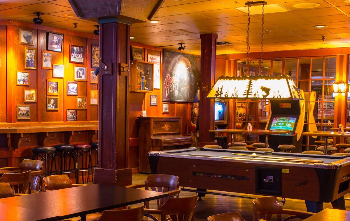Vibe, De'd Dog Bar & Grill