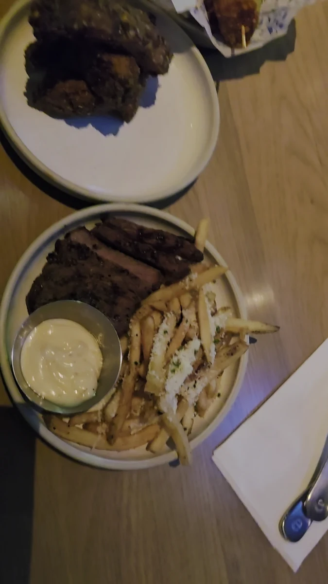 Vibe, Earls Kitchen + Bar