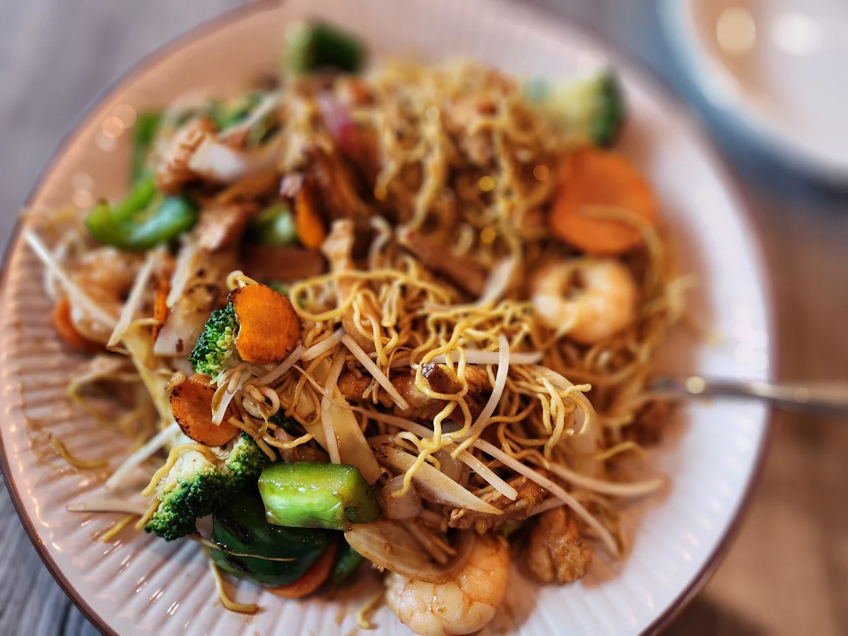 Deluxe Stir-Fried Egg Noodle Shrimp Chicken Char-Siu Pork