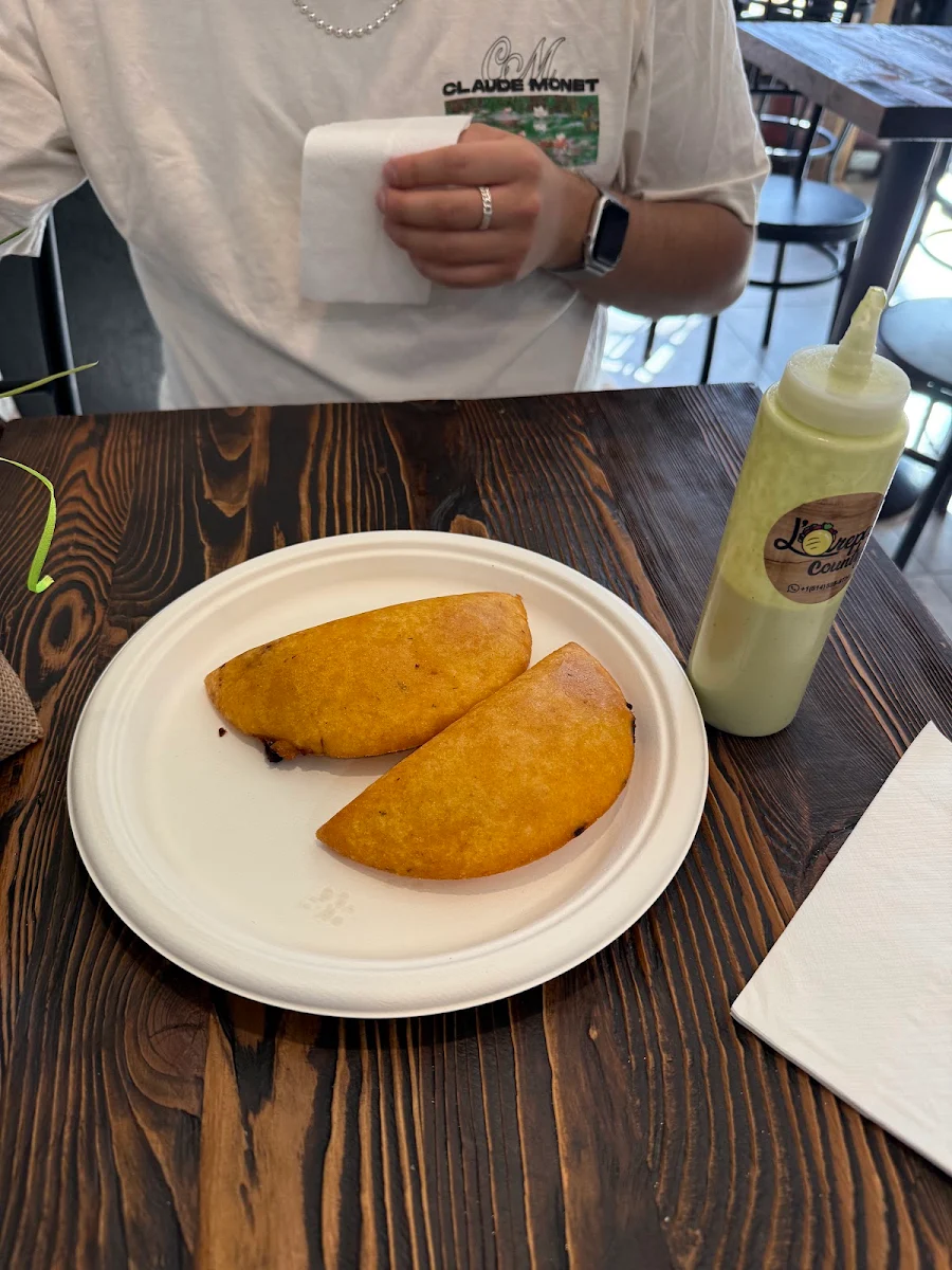 Pide la Arepa Zaperoco Con Una Malta Lo Maximo