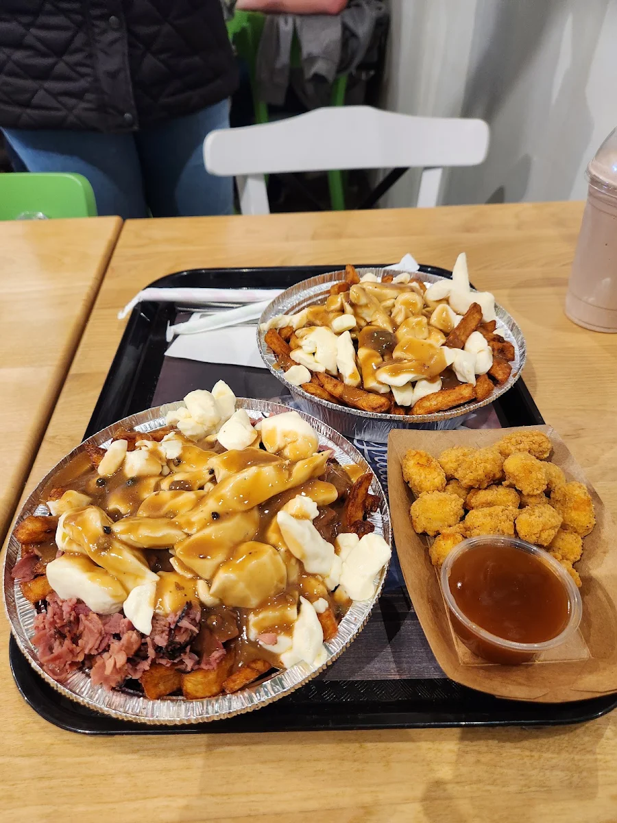 Poutine Smoked Meat Et Poulet Pop-corn